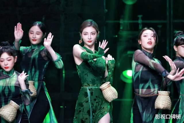 沈腾|鞠婧祎和许佳琪新春海报双C位引争议,到底是谁德不配位?