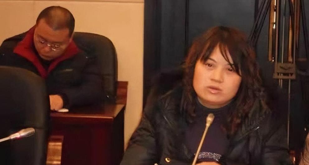 1999年雇主跑路,保姆没拿工钱,却将双胞胎“弃女”培养成大学生