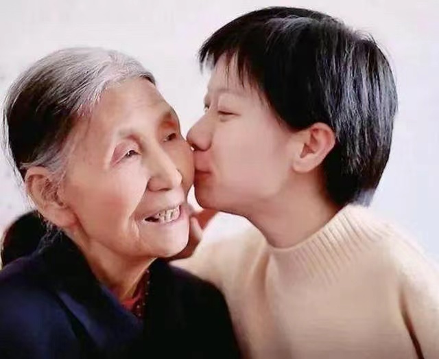1994年,拾荒老人收养一独臂女弃婴,捡废品供她上学,如今怎么样了?