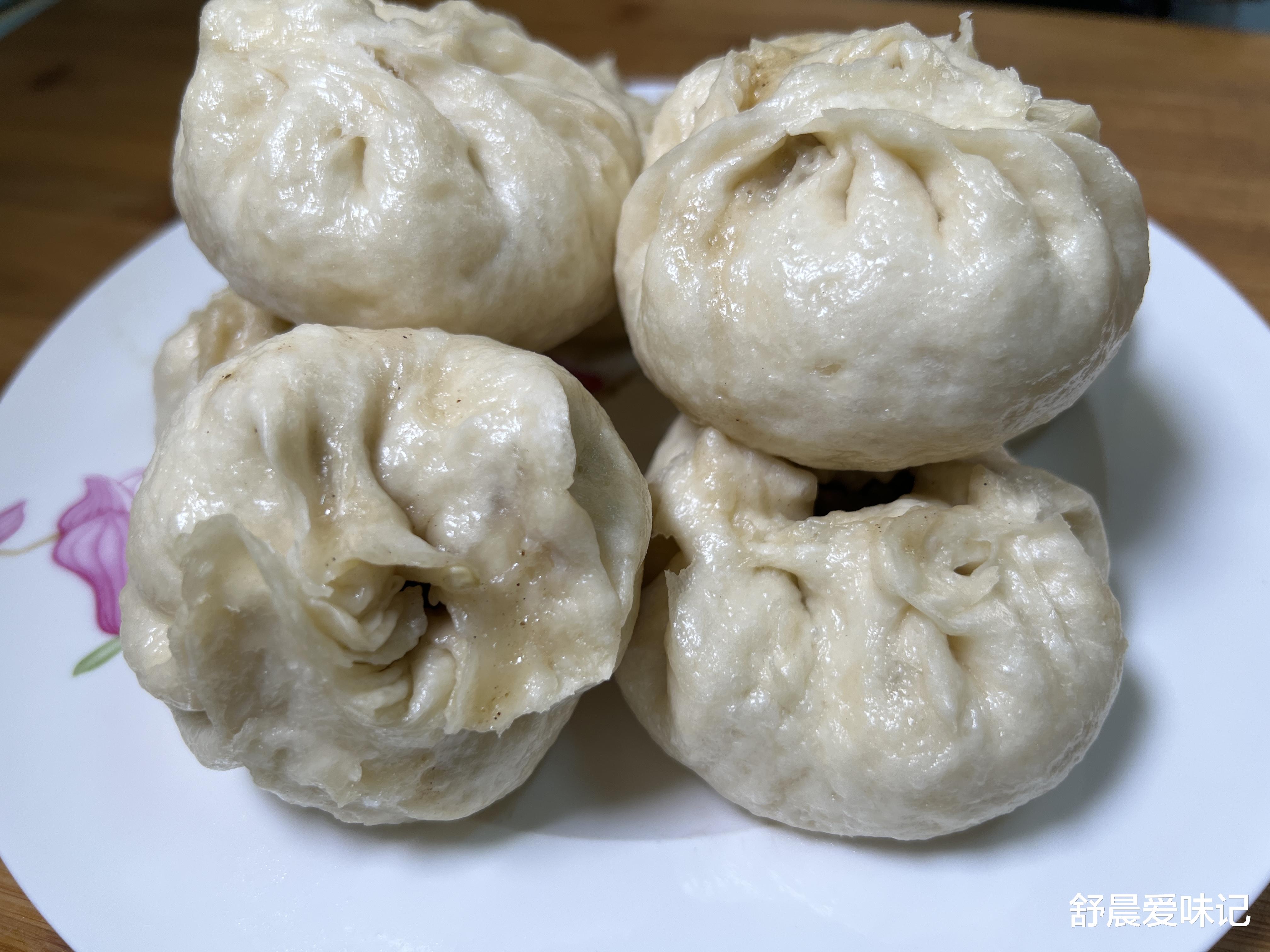 想吃素包子的看过来，茄子青椒馅，馅料鲜美，面皮蓬松柔软，好吃