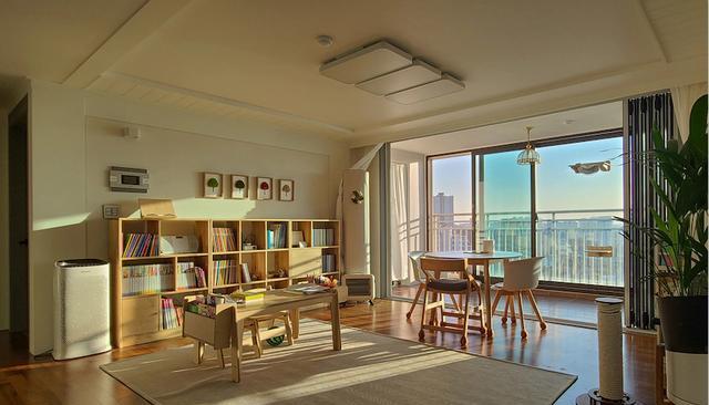 客厅不再坚持传统设计,大胆地将沙发、电视都舍弃,这次收获颇多