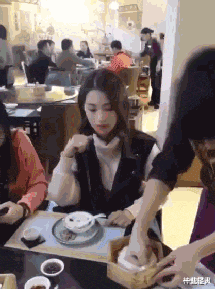 “实在找不到伴娘了,就任意抓了一个”满脸写着情愿!!!