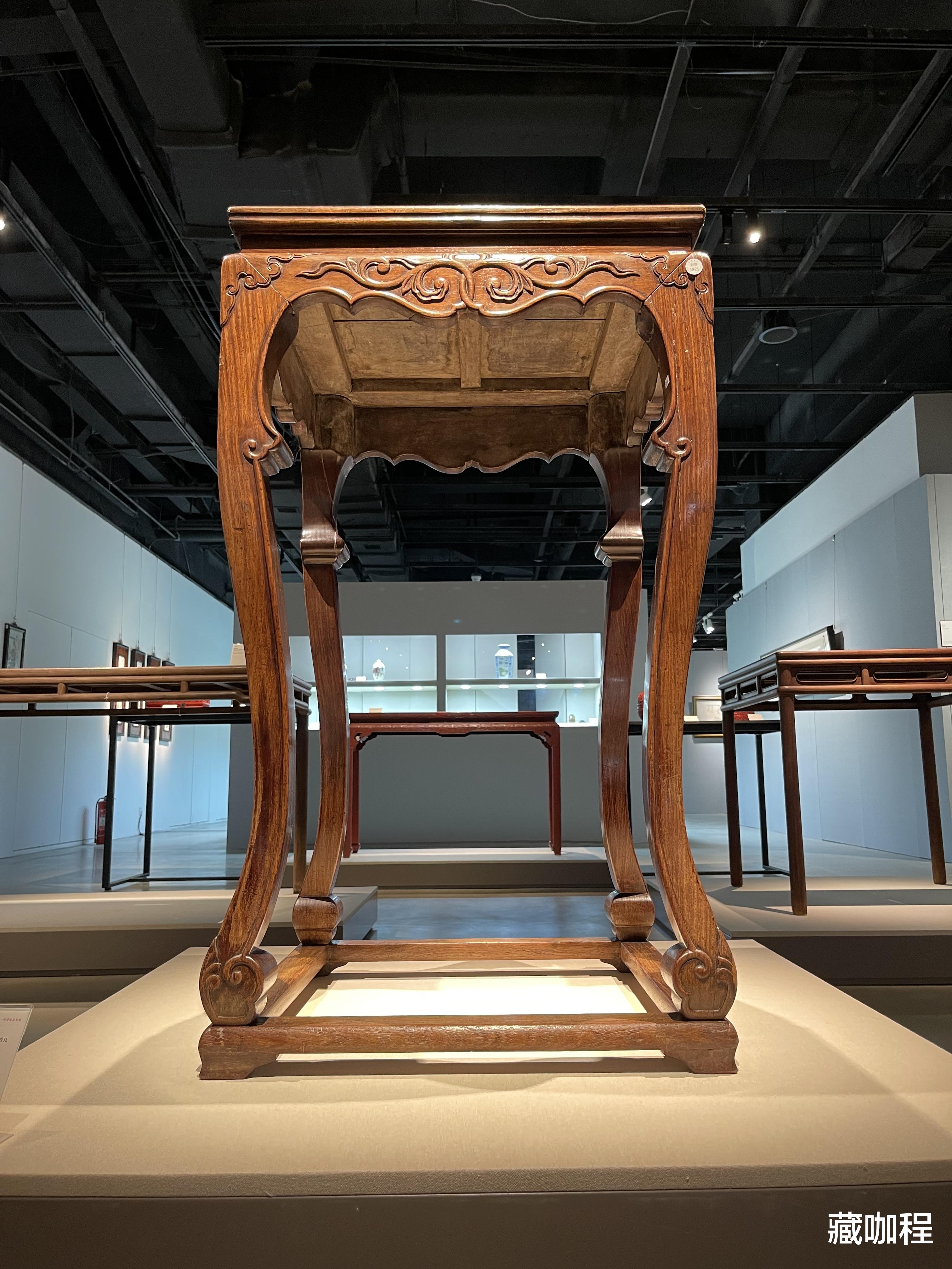 |边抹上窄下宽，黄花梨高束腰香几备受欢迎