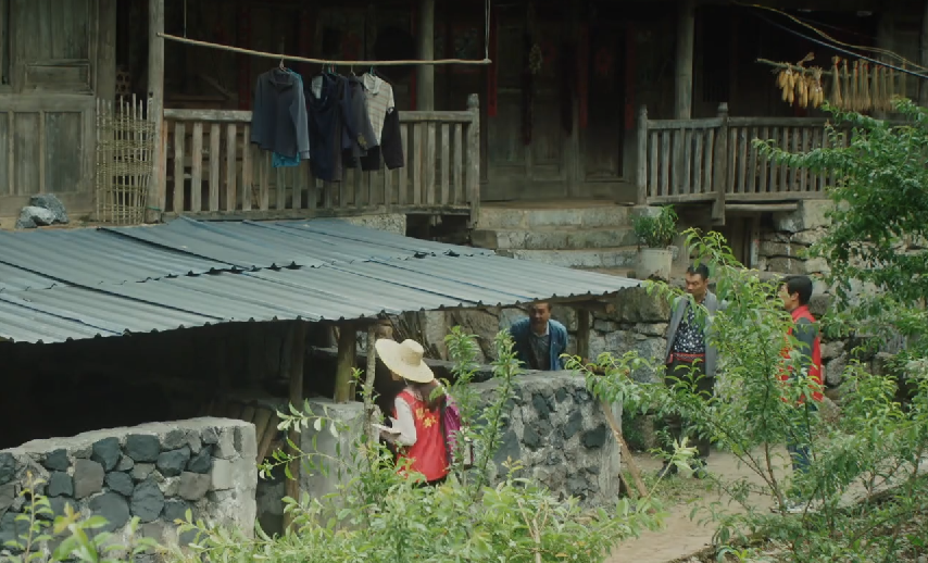 杨蓉|大山的女儿：杨蓉让多少“摆拍”女星羞红脸？让你们看看啥叫女人