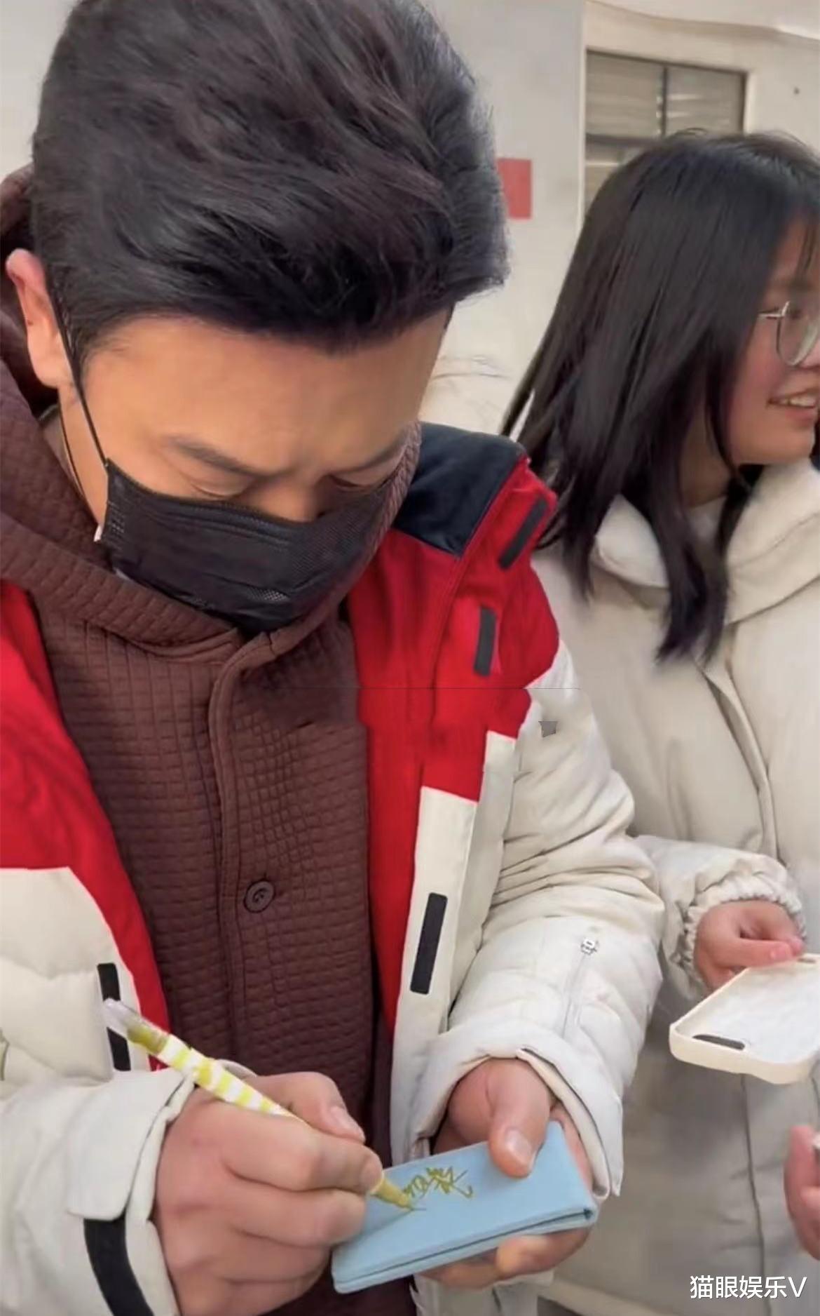 张颂文|张颂文剧组拍戏遇粉丝堵截,签名合照无架子,穿百元大衣接地气