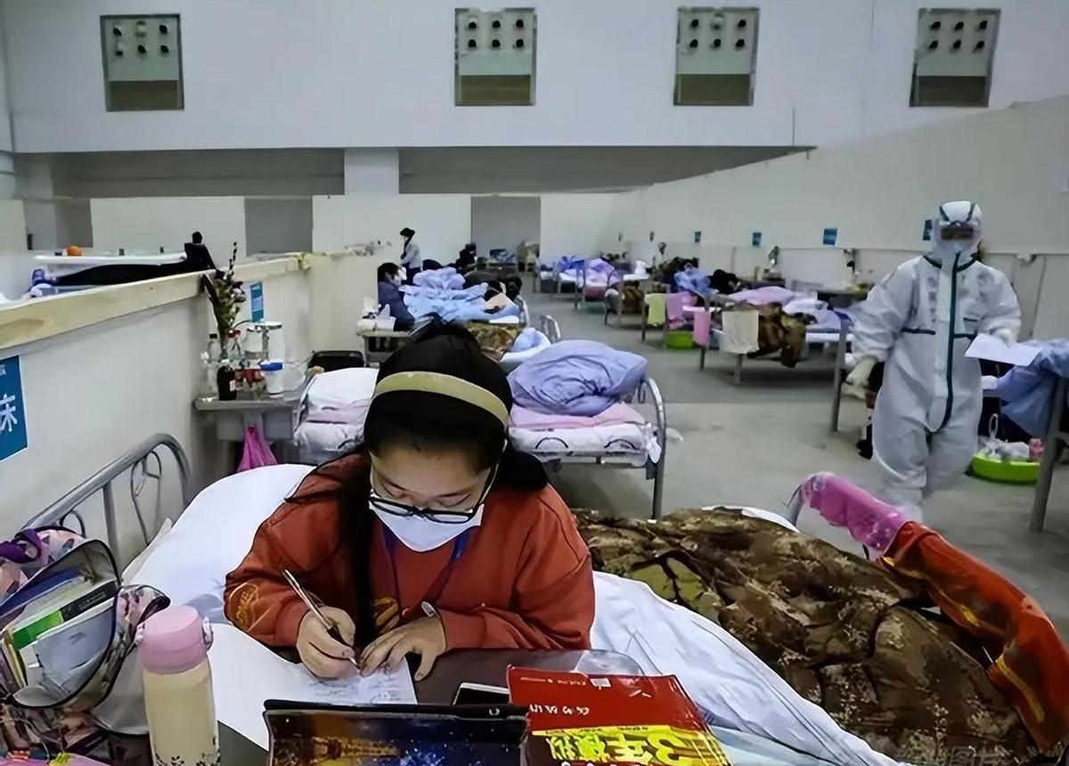 18岁女生怒斥方舱工作人员,挨冻一晚无人问津,官方回应来了