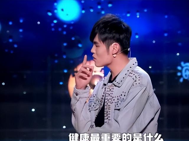 周杰伦|《怎么办脱口秀专场》中,何广智cos周杰伦,这侧脸也太像了吧