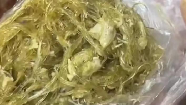海南海口，男子请客户吃饭，点了半斤鱼翅，但2600元一斤的鱼翅上桌以后，男子觉得份量明显