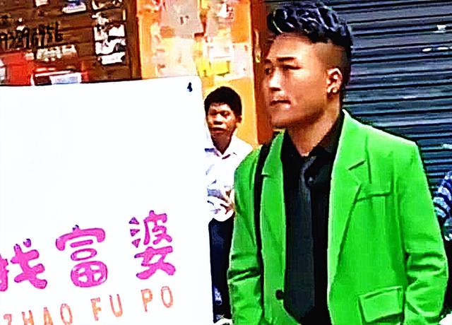 广东男子上街“找富婆”,身旁还立个牌子,坦然面对周围的嘲笑