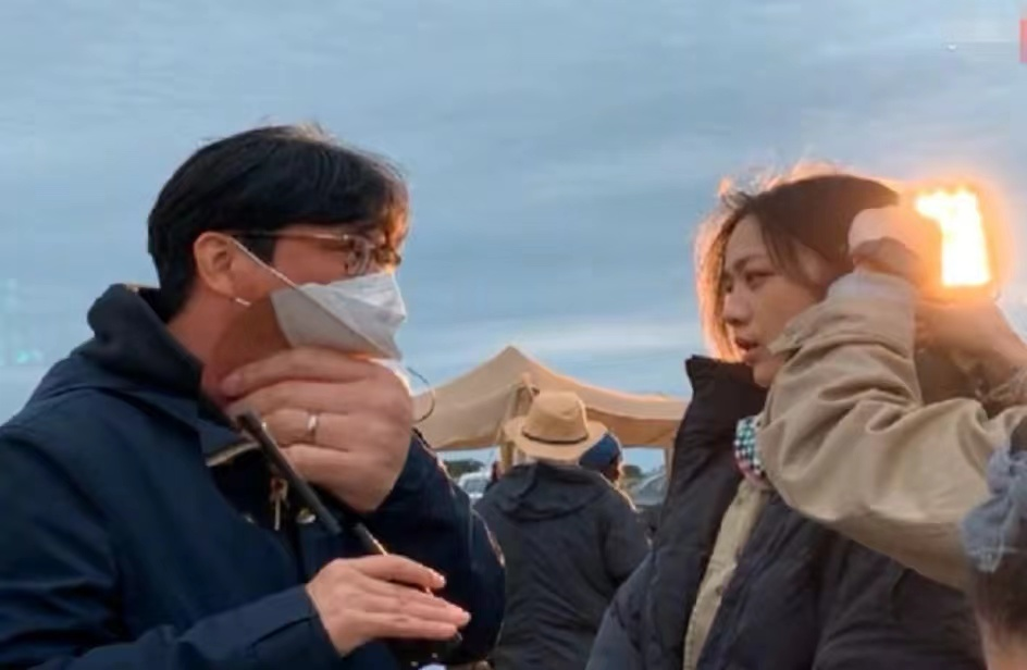 汤唯|43岁汤唯牵手女儿做核酸!长发飘飘背影迷人,衣着朴素难掩好身材