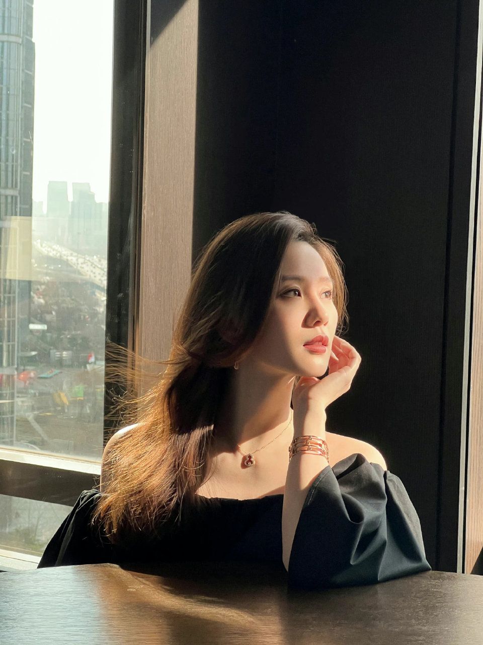 刘诗诗|刘诗诗近照好漂亮，穿防晒服与工作人员贴心合影，35岁气质绝美