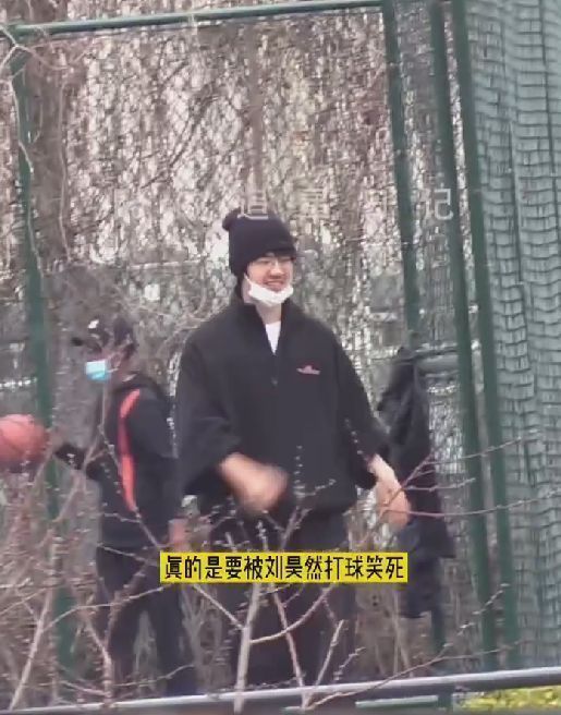 刘昊然|刘昊然打篮球被拍，多次投篮不进心态好，骑15万摩托车回家显阔气