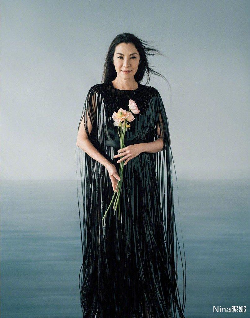 杨紫琼|60岁杨紫琼首登海外封面,光脚穿蕾丝裙演绎功夫女王,形象大变样