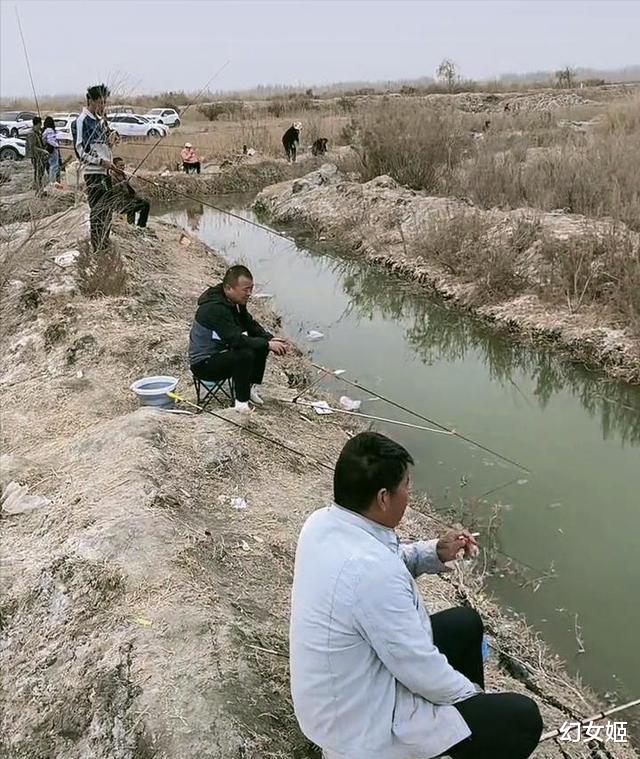 芝麻|一条小水沟成天然黑坑，引来无数的钓鱼人，有人还带来了女朋友