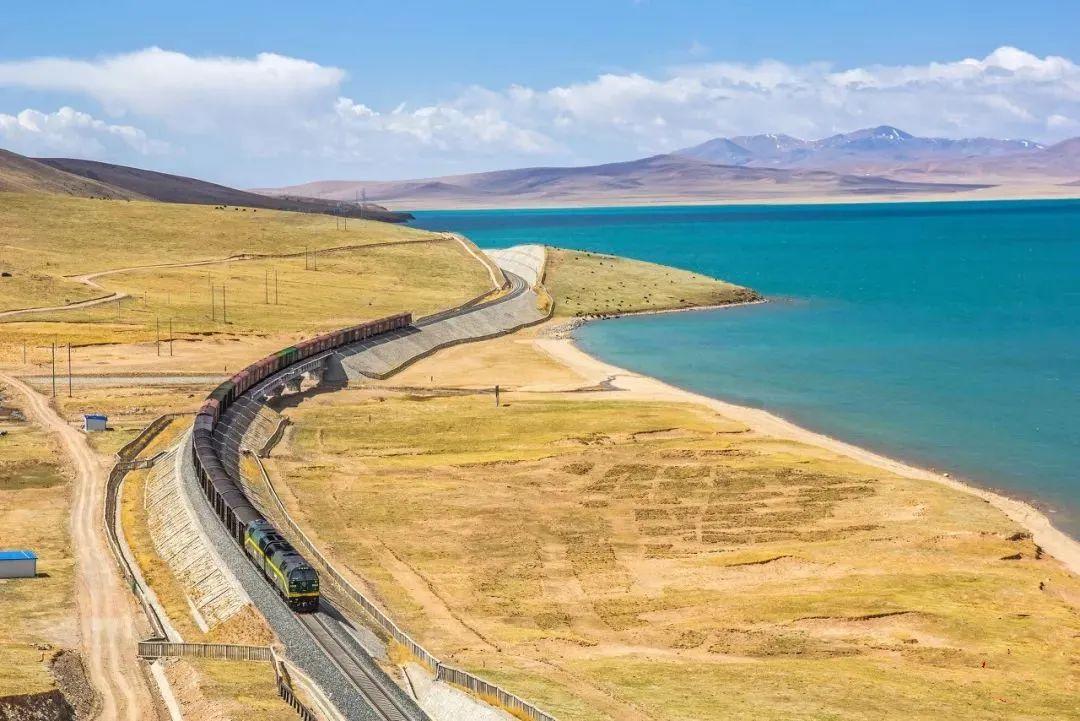 火车|坐上绿皮火车，穿越大半个中国，拥抱世间最美的情郎