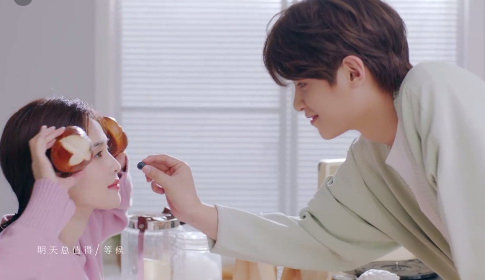 白梦妍|白鹿晒新MV，和“男友”如胶似漆，温馨缠绵