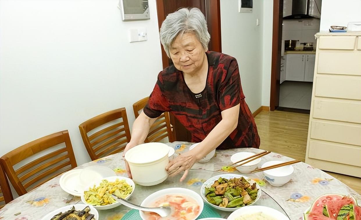68岁大妈的感悟:找老伴儿不如找男保姆,生活质量提高很多