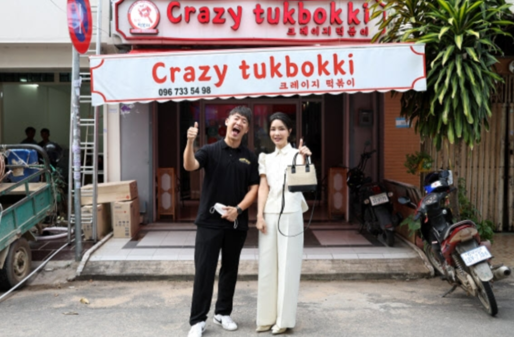 马尾辫 韩国第一夫人新照！换上迷彩装低扎马尾辫，温柔一笑气质都改变了