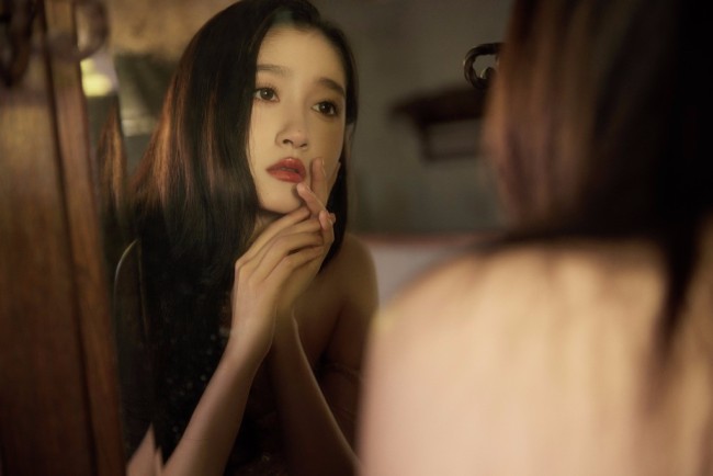 关晓彤|关晓彤穿抹胸裙露香肩 抬手抚脸氛围感满分