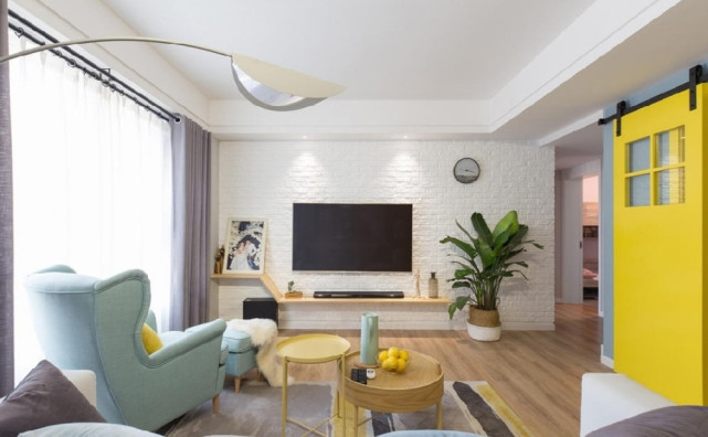 97平北欧风三居室,客厅整面落地窗将光线引入室内,大气通透