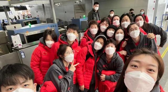 中国女篮|霸气！中国女篮誓取三连胜，李梦分享美照惊艳众人，球迷纷纷表白