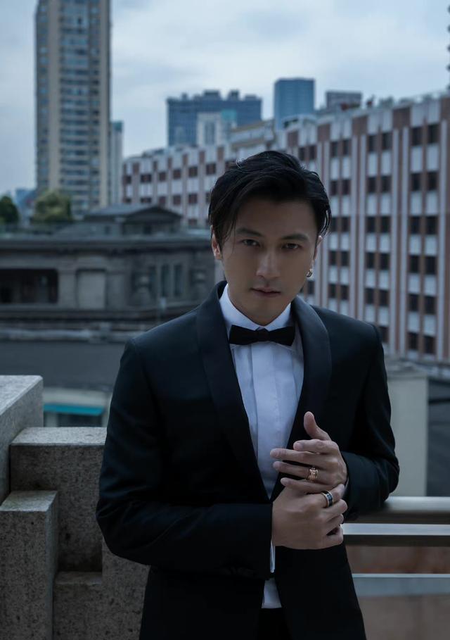 张曼玉|张曼玉时尚大片曝光，与林嘉欣合照似同龄人，郭富城谢霆锋太抢镜