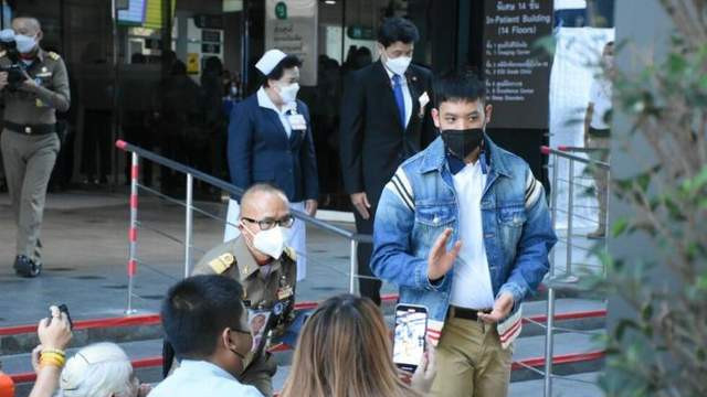 西拉米|16岁提帮功开始发力，连轴转出席慈善公务，真替苏提达捏一把汗