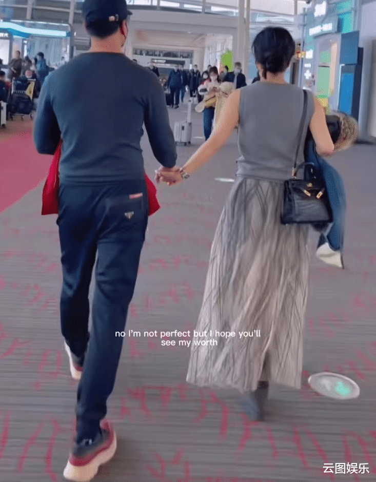 吕良伟|吕良伟陪贵州富婆妻子逛街，十指紧扣太甜蜜，差15岁却像同龄人