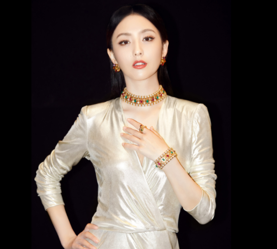 佟丽娅|佟丽娅:新疆三小花之一,颇有古典女子的气质,楚楚动人