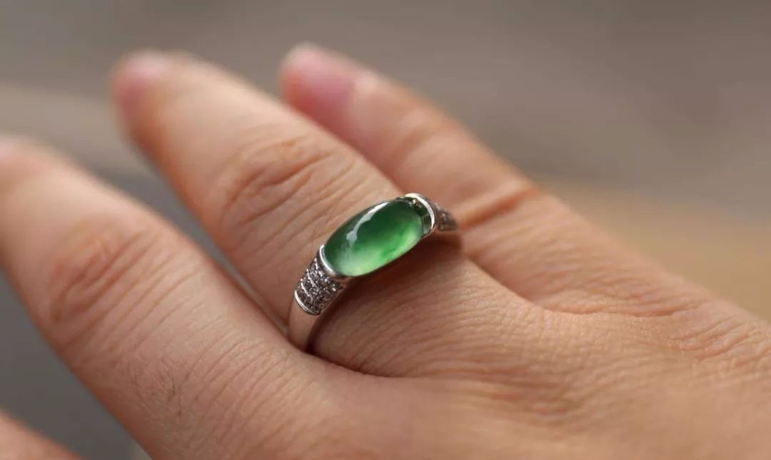 戒指|每个手指戴翡翠戒指的‘含义’你知道吗？千万别瞎戴！