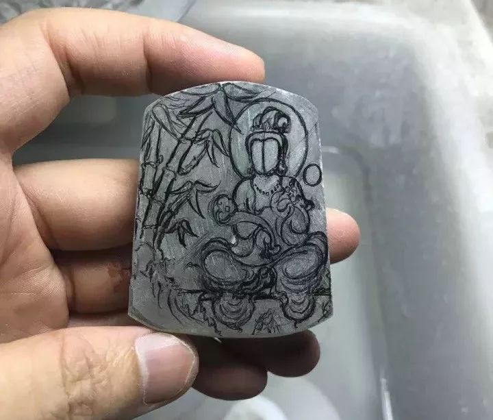 雕刻|一块莫西沙翡翠原石,切出高冰飘蓝花,雕刻成品大涨的全过程,美翻了! 小盈