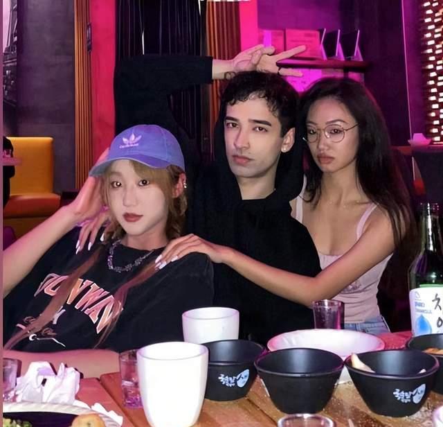 韦唯|韦唯儿子私生活惹争议,左拥右抱不同异性举止亲密,长相帅气多金