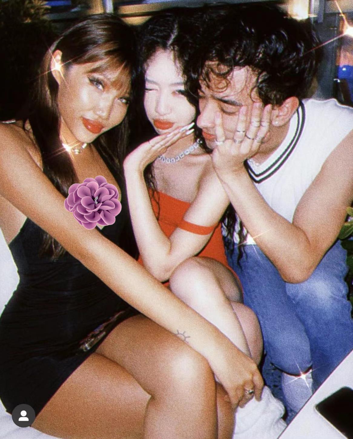 韦唯|?韦唯儿子私生活惹争议，国外和不同异性左拥右抱，举止超安全距离!