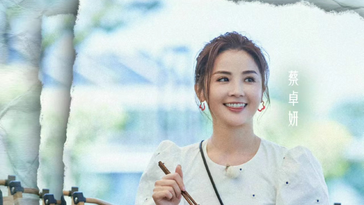 阿Sa|蔡卓妍的穿搭真甜美，泡泡袖露脐装搭配牛仔短裤，减龄又好看