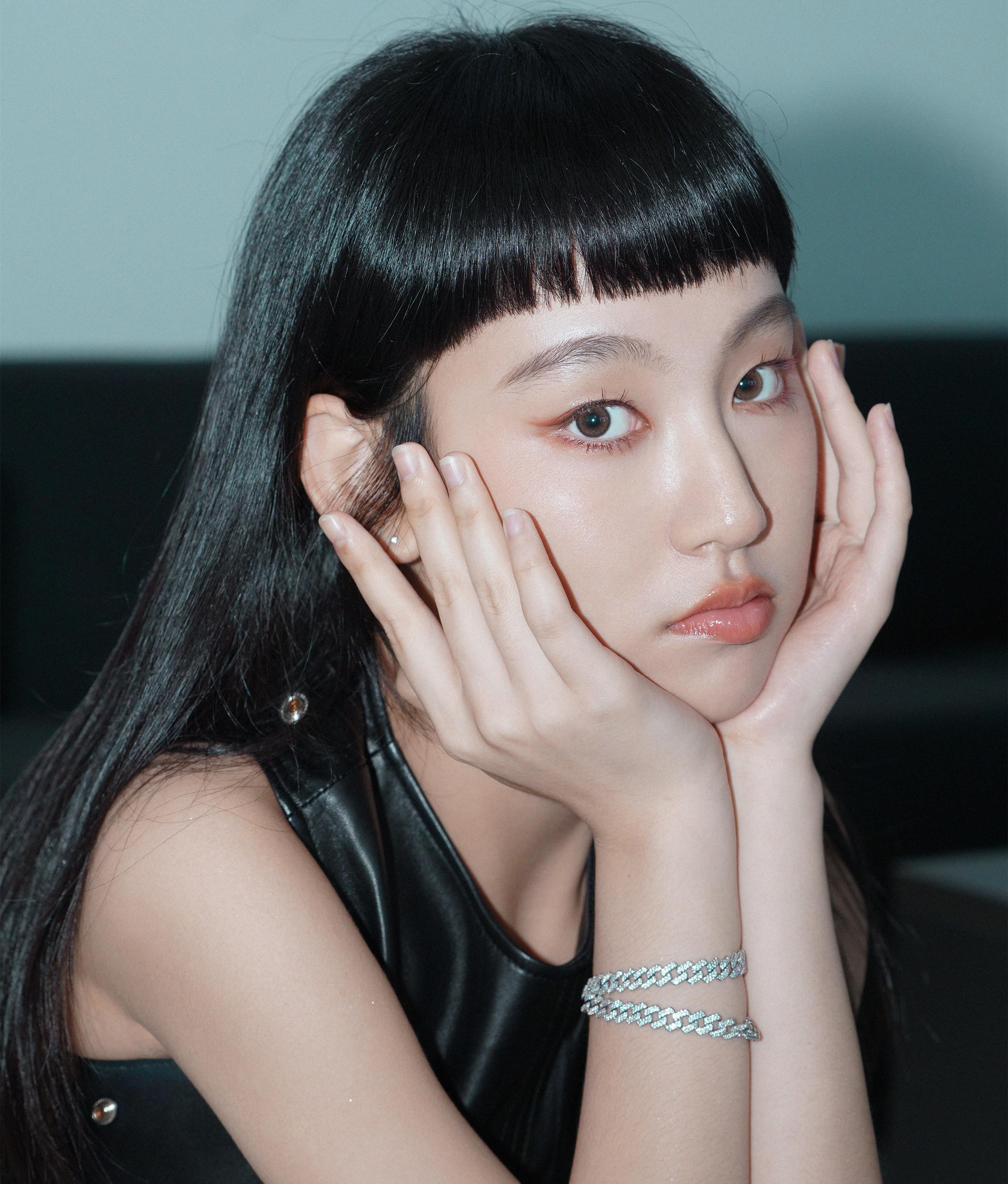 炎明熹|17岁港圈唱将炎明熹!父母定居内地,粤语歌开口跪,打破刻板印象