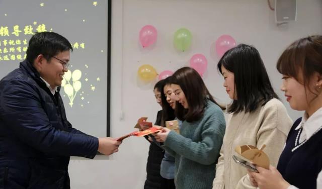 青岛市|“我们部门不要年终奖”,经理拿下属奖金送人情,职场有没有底线