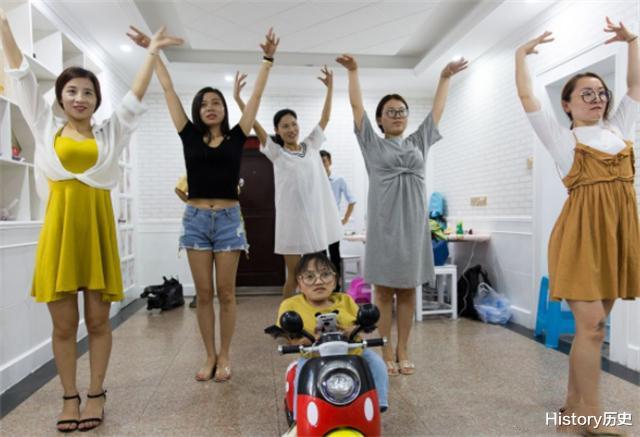 李幼斌|金青青：身高68厘米，重36斤，嫁1米68的老公，去哪都要老公跟着