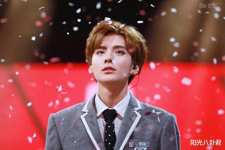 罗云熙|双腿细似竹竿，体型堪比纸片，内娱男星的审美真是太“畸形”了