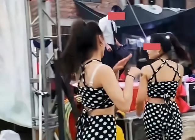 年轻女子衣着清凉,办丧事时台上热舞,网友:是陋习还是尽孝?