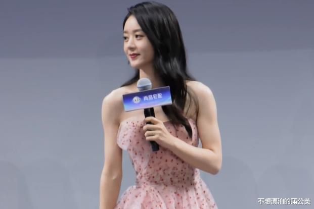 赵丽颖|赵丽颖当妈后“母爱爆棚”，穿裙子也要蹲下陪小朋友，笑容太宠溺