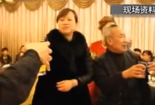 丈母娘太聪明,婚宴竟用礼金支付,结果现场挥泪