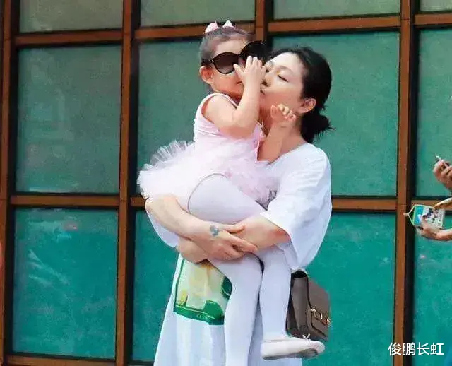 大S|这就是母亲,大S带两个孩子很投入,完全不注意形象