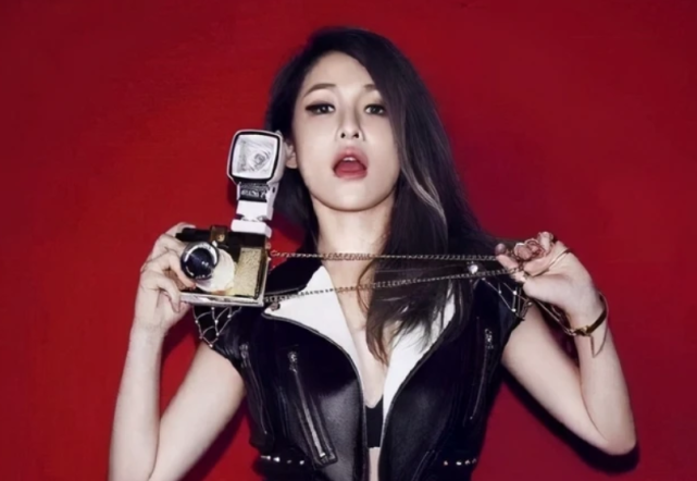 萧亚轩|萧亚轩连发5条动态，为自家狗祈福，直接无视东航事件