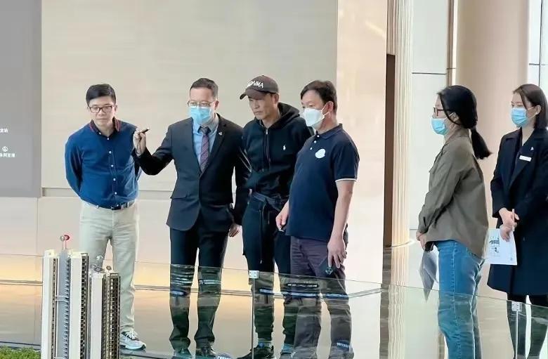 任达华|67岁任达华中山买房，打扮低调驼背像小老头，面色惨白引热议