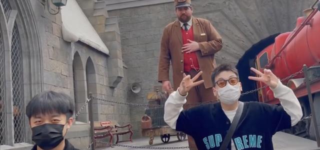 张靓颖|德云社张九龄王九龙打卡环球影城，粉丝评论集体跑偏，嗑CP成主打