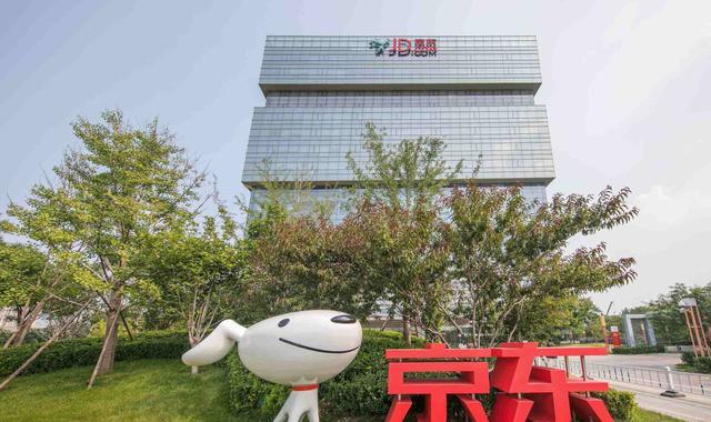 刘强东|刘强东出身农村，创业初期穿拖鞋配西装，京东是如何取得成功的？