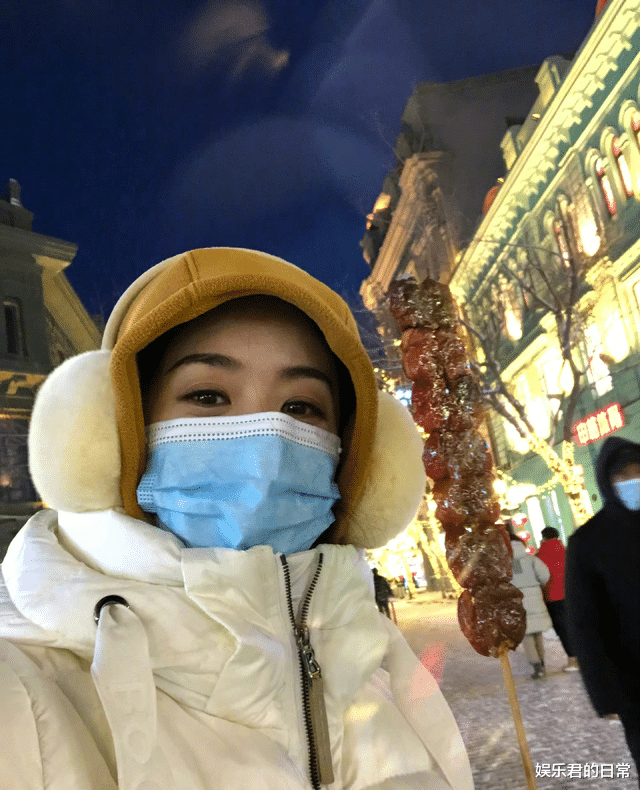 赵丽颖|网友偶遇赵丽颖拍戏，穿玫红色棉服素颜出镜，脸蛋圆润被指像大妈