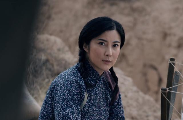 李云龙|电影版亮剑上映，李云龙穿白袜子白衬衫，秀琴描眉抹粉不像村姑