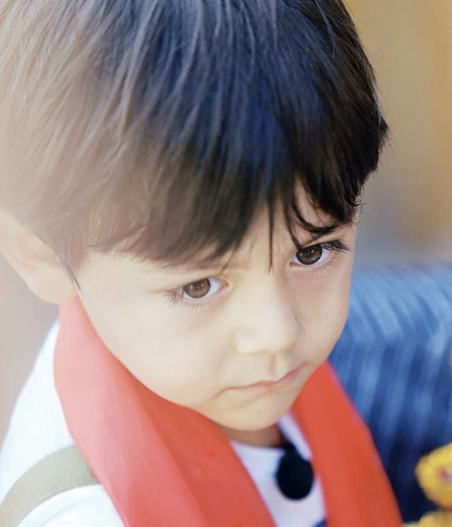 诺一|刘烨外籍妻子为儿子庆生,12岁诺一皮肤黑到发光,模样大变认不出