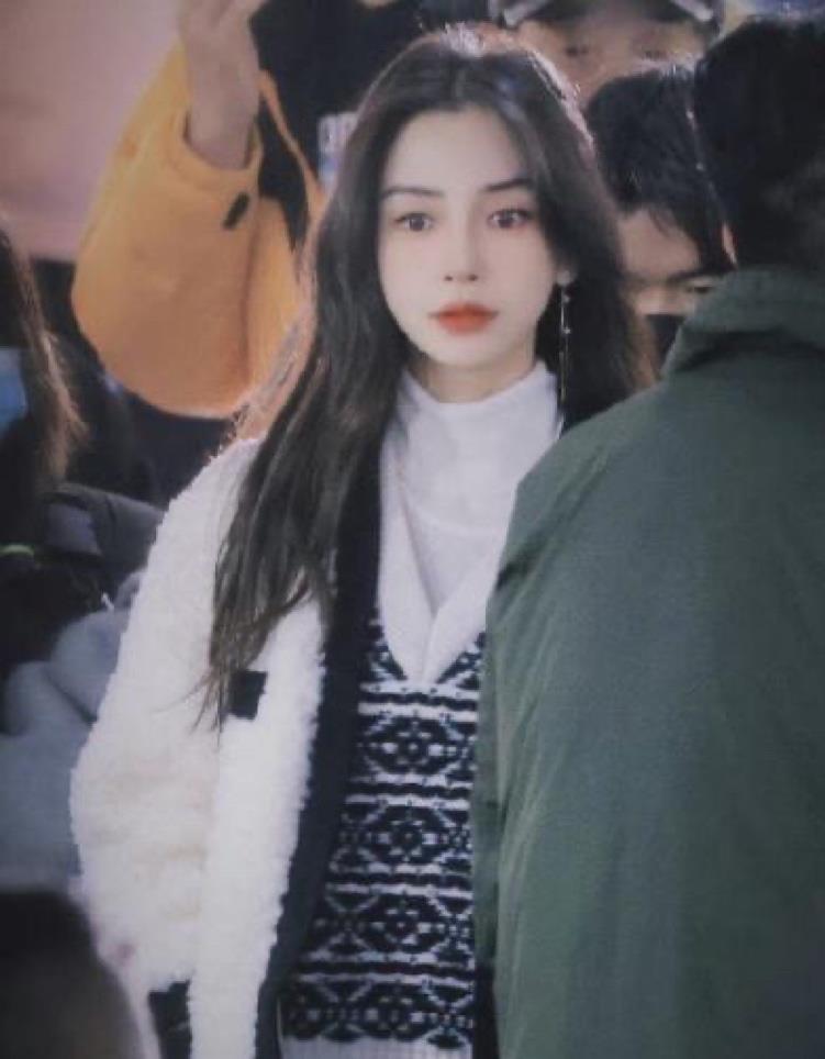 李靓蕾|baby和任嘉伦疑“牵手”逛菜市场！不怕冷穿超短裙，颜值太像姐弟